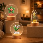 Personlig 2D-nattlampa i akryl med LED-belysning, med namn och födelsedagsblomma samt träfot – inredningsdetalj till barnrummet och present till barn