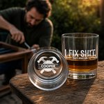 Personlig «I Fix Shit»-design: Gammeldags 10 oz whiskyglass med navn – bursdags- og jubileumsgave til far, ektemann eller mann