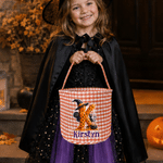 Personlig godiskorg i rutmönster med Halloween-tema, med namn och initialer – en perfekt Halloween-present till barn för ”Trick or Treat”-festen