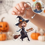 Henkilökohtainen 3D-efektillä varustettu akryylinen avaimenperä, jossa on sarjakuvamainen noitahahmo ja nimi – päivittäiseen käyttöön sopiva Halloween-lahja tytölle ”Trick or Treat” -aktiviteettiin
