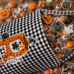 Personlig godiskorg i rutmönster med Halloween-tema, med namn och initialer – en perfekt Halloween-present till barn för ”Trick or Treat”-festen