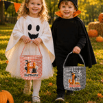 Personlig godiskorg i rutmönster med Halloween-tema, med namn och initialer – en perfekt Halloween-present till barn för ”Trick or Treat”-festen