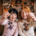 Henkilökohtainen 3D-efektillä varustettu akryylinen avaimenperä, jossa on sarjakuvamainen noitahahmo ja nimi – päivittäiseen käyttöön sopiva Halloween-lahja tytölle ”Trick or Treat” -aktiviteettiin