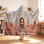 Couverture à capuche personnalisée avec illustration en 3D représentant un personnage en train de lire, avec prénom et texte. Décoration d'intérieur et cadeau d'anniversaire pour les passionnés de lec