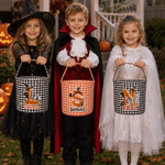 Personlig godiskorg i rutmönster med Halloween-tema, med namn och initialer – en perfekt Halloween-present till barn för ”Trick or Treat”-festen
