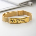 Personligt medicinskt armband i rostfritt stål med justerbart meshband och graverad bricka för viktig hälsoinformation