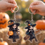Henkilökohtainen 3D-efektillä varustettu akryylinen avaimenperä, jossa on sarjakuvamainen noitahahmo ja nimi – päivittäiseen käyttöön sopiva Halloween-lahja tytölle ”Trick or Treat” -aktiviteettiin