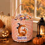 Personlig godiskorg i rutmönster med Halloween-tema, med namn och initialer – en perfekt Halloween-present till barn för ”Trick or Treat”-festen