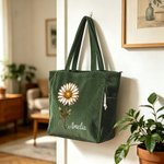Personlig tygväska i corduroy med födelsedagsblomma och stort utrymme, med namn – en praktisk födelsedagspresent för kvinnliga vänner