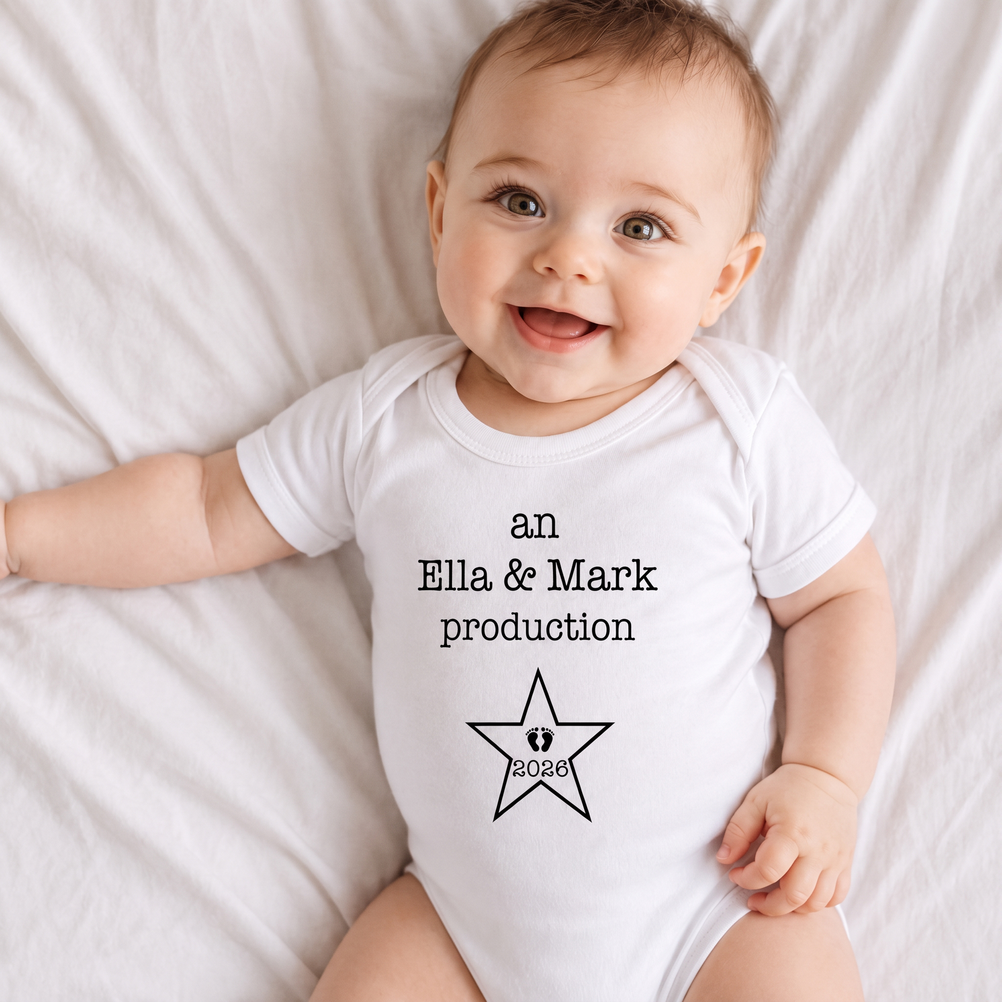 Individuell gestalteter Baby-Body mit Filmmotiv aus 100 % Baumwolle, kurzärmelig oder langärmelig, mit Namen – Babyparty- und Geburtstagsgeschenk für Neugeborene und frischgebackene Eltern