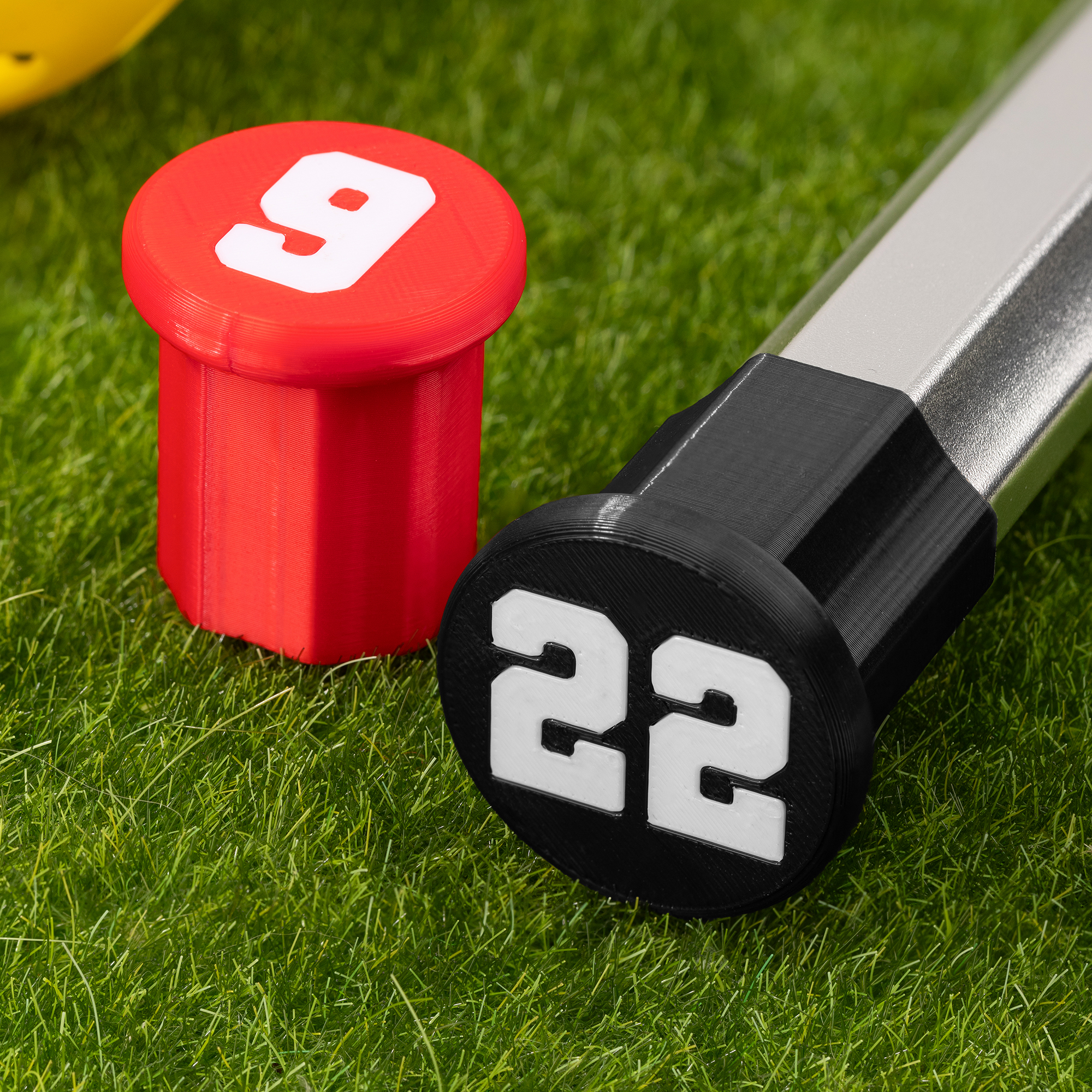 Individuell gestaltete, farbenfrohe, im 3D-Druck hergestellte Lacrosse-Endkappe mit Spielernummer – ein Geburtstagsgeschenk als Zeichen der Wertschätzung für junge Lacrosse-Spieler