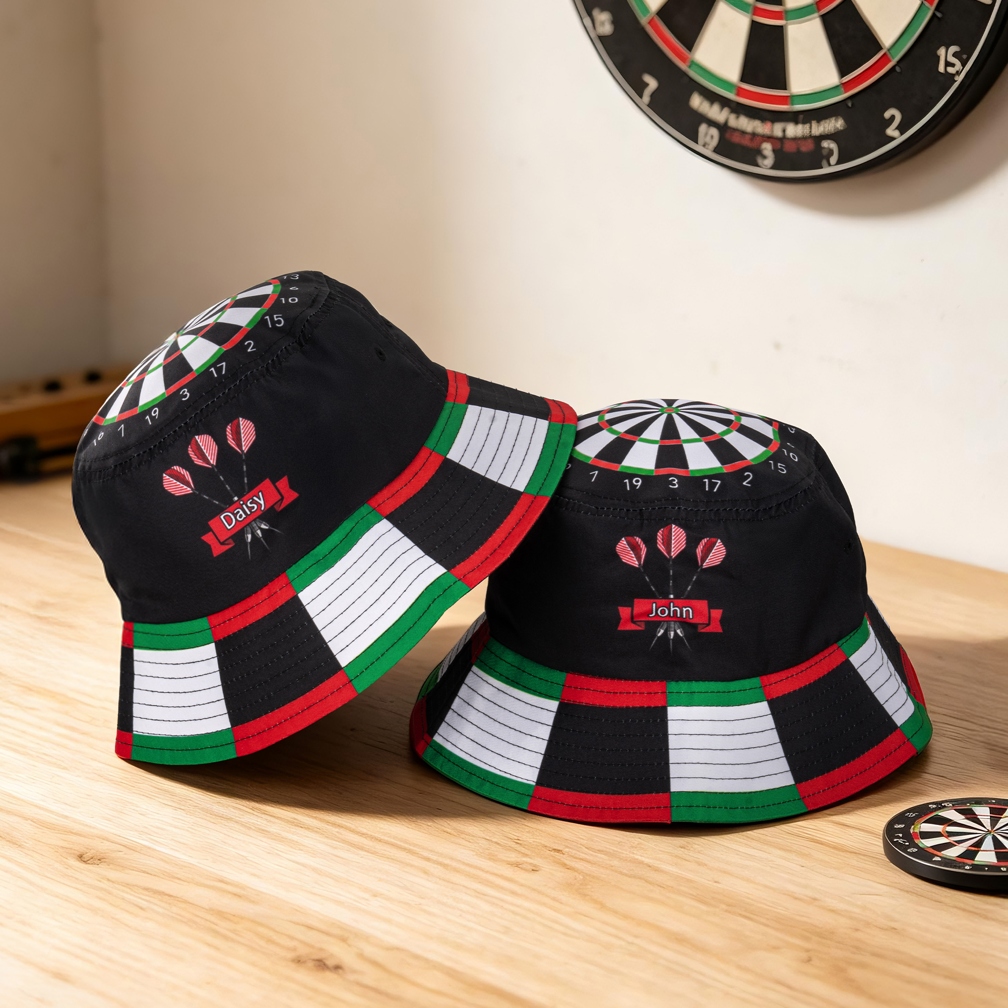 Individuell gestalteter Sonnenhut mit Dartscheiben-Motiv und Namensaufdruck – für den Dartclub, den Sommer und als Geburtstagsgeschenk für Dart-Fans