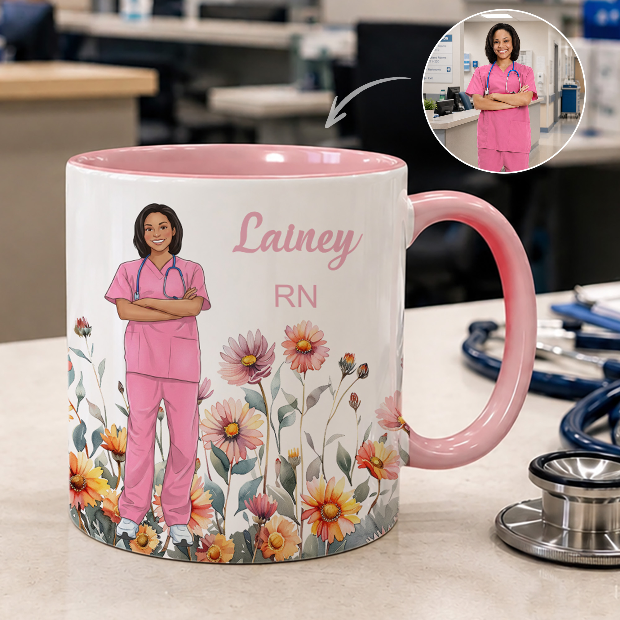 Personalisierte Keramik-Kaffeetasse (11 oz, 15 oz) mit Geburtsblume, Comicfigur und Foto, mit Namen und Text – Geschenk zum Tag der Pflegekräfte und zum Geburtstag für Krankenschwestern und Ärzte