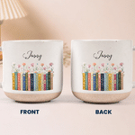 Personalisierte, beidseitig bedruckte Keramiktasse im Vintage-Stil mit Geburtsblumen und Namen – für den täglichen Gebrauch, als Geburtstagsgeschenk oder für Buchclubs – das perfekte Geschenk für Buch
