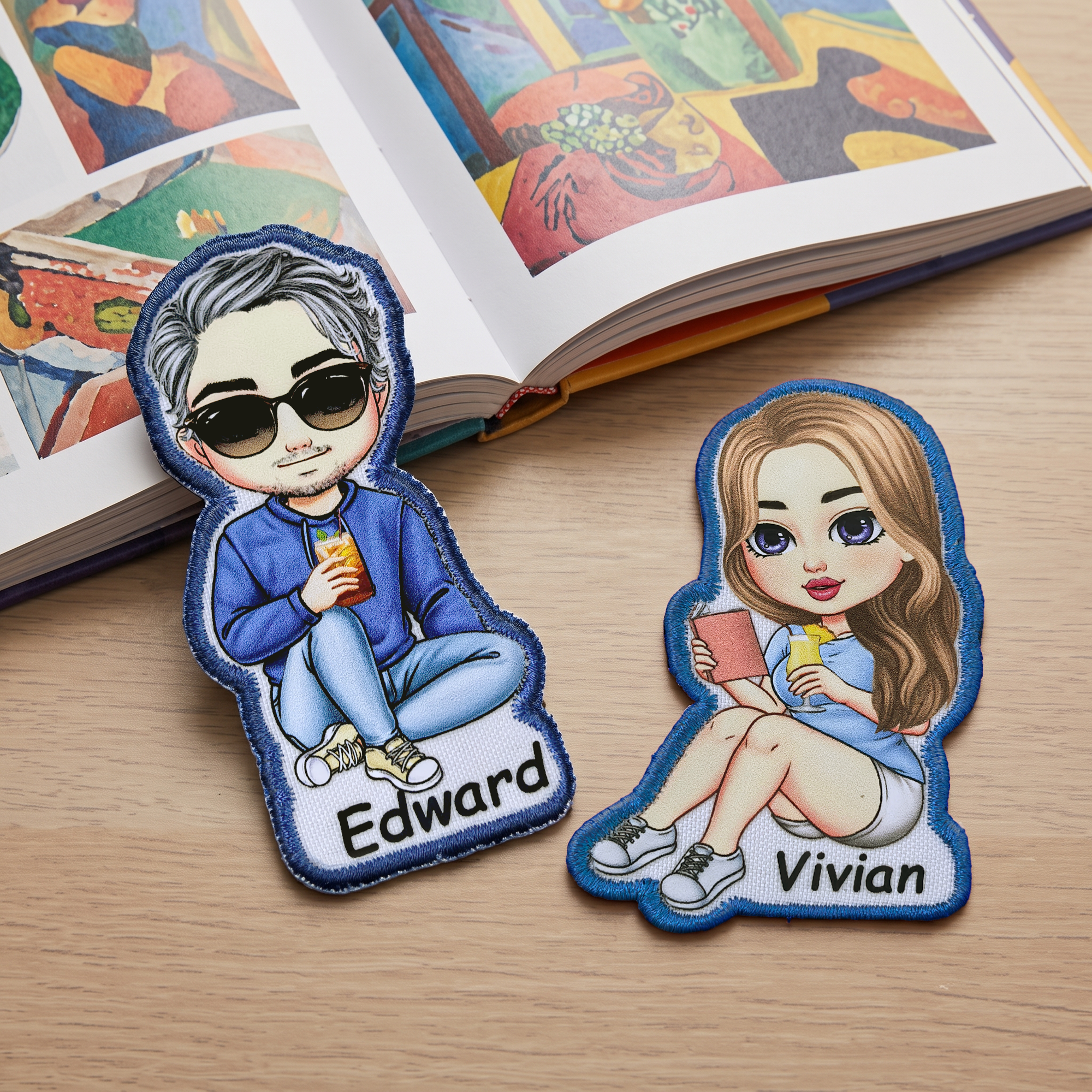 Individuell gestaltetes Lesezeichen mit gestickter Comicfigur und Namen – als Geschenk zum Schulanfang, zum Lesen oder zum Geburtstag für Bücherwürmer