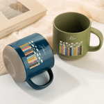Personalisierte, beidseitig bedruckte Keramiktasse im Vintage-Stil mit Geburtsblumen und Namen – für den täglichen Gebrauch, als Geburtstagsgeschenk oder für Buchclubs – das perfekte Geschenk für Buch