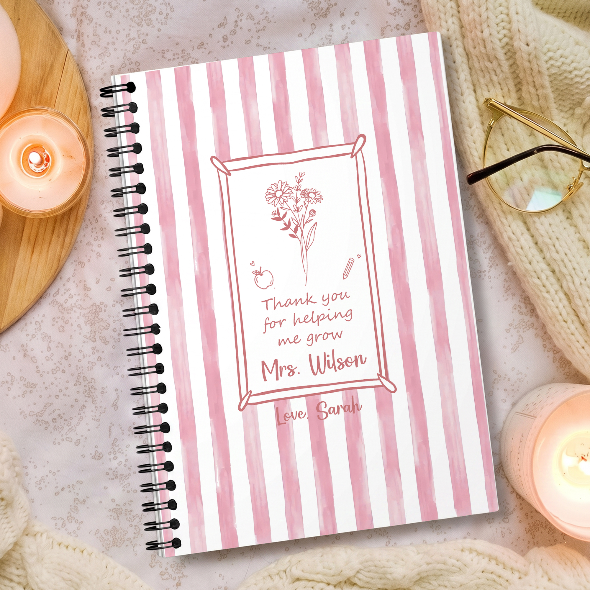 Personalisiertes A5-Notizbuch mit Geburtsblume, mehrfarbigen Streifen und Spiralbindung, mit Titel, Nachnamen und Text – Geschenk zum Schulanfang und zum Lehrertag für Lehrer und Pädagogen
