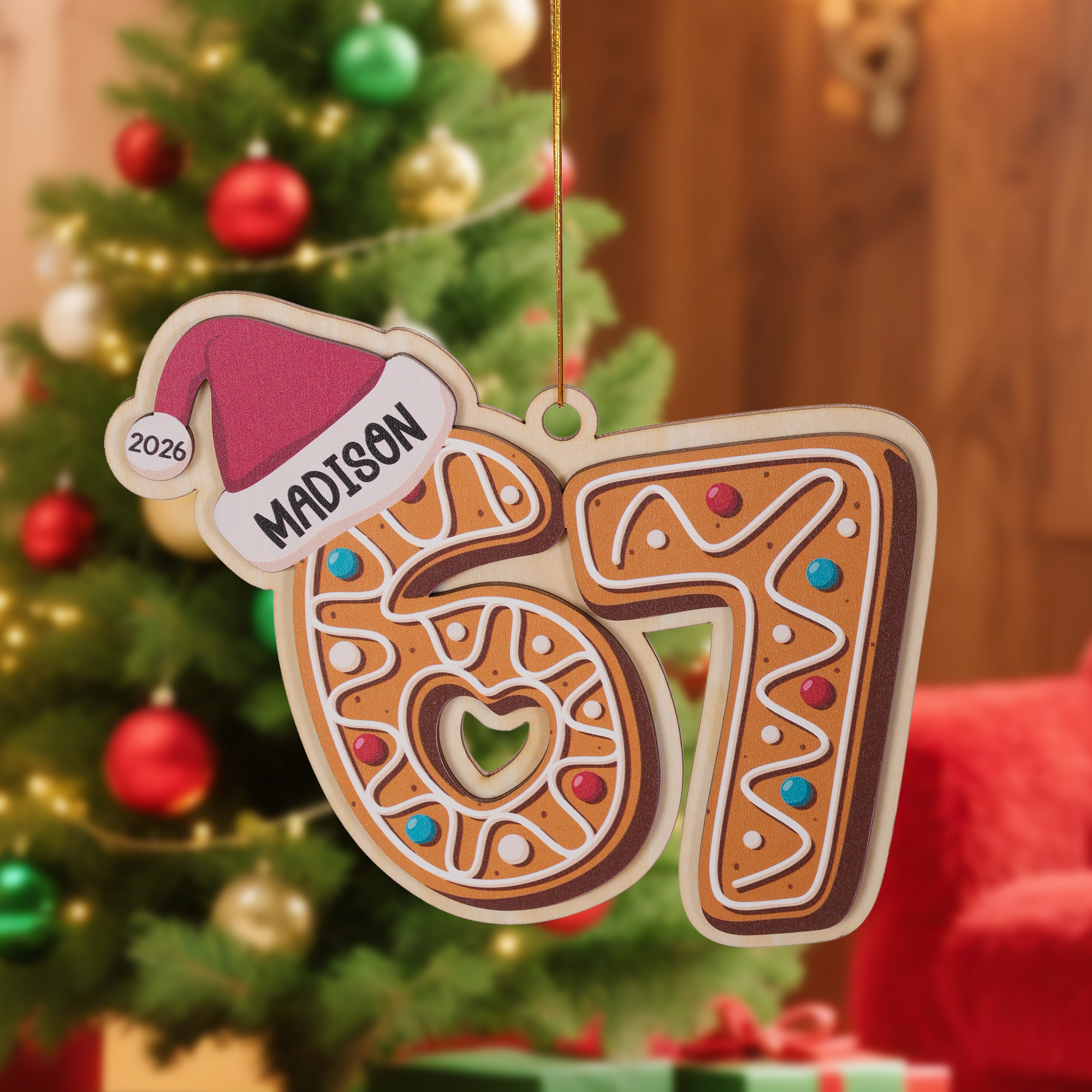Personalisierte „Six Seven“-Weihnachtsbaumkugel aus Holz mit Lebkuchenmotiv, Namen und Jahreszahl – Weihnachtsdekoration und Weihnachtsgeschenk für Jugendliche und Kinder
