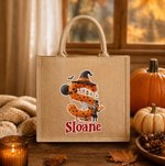 Spersonalizowana torba z juty z motywem strasznego kapelusza czarownicy, inicjałem nietoperza i imieniem – prezent na imprezę halloweenową dla dzieci z zabawą „Cukierek albo psikus”