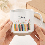 Personalisierte, beidseitig bedruckte Keramiktasse im Vintage-Stil mit Geburtsblumen und Namen – für den täglichen Gebrauch, als Geburtstagsgeschenk oder für Buchclubs – das perfekte Geschenk für Buch