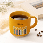 Personalisierte, beidseitig bedruckte Keramiktasse im Vintage-Stil mit Geburtsblumen und Namen – für den täglichen Gebrauch, als Geburtstagsgeschenk oder für Buchclubs – das perfekte Geschenk für Buch