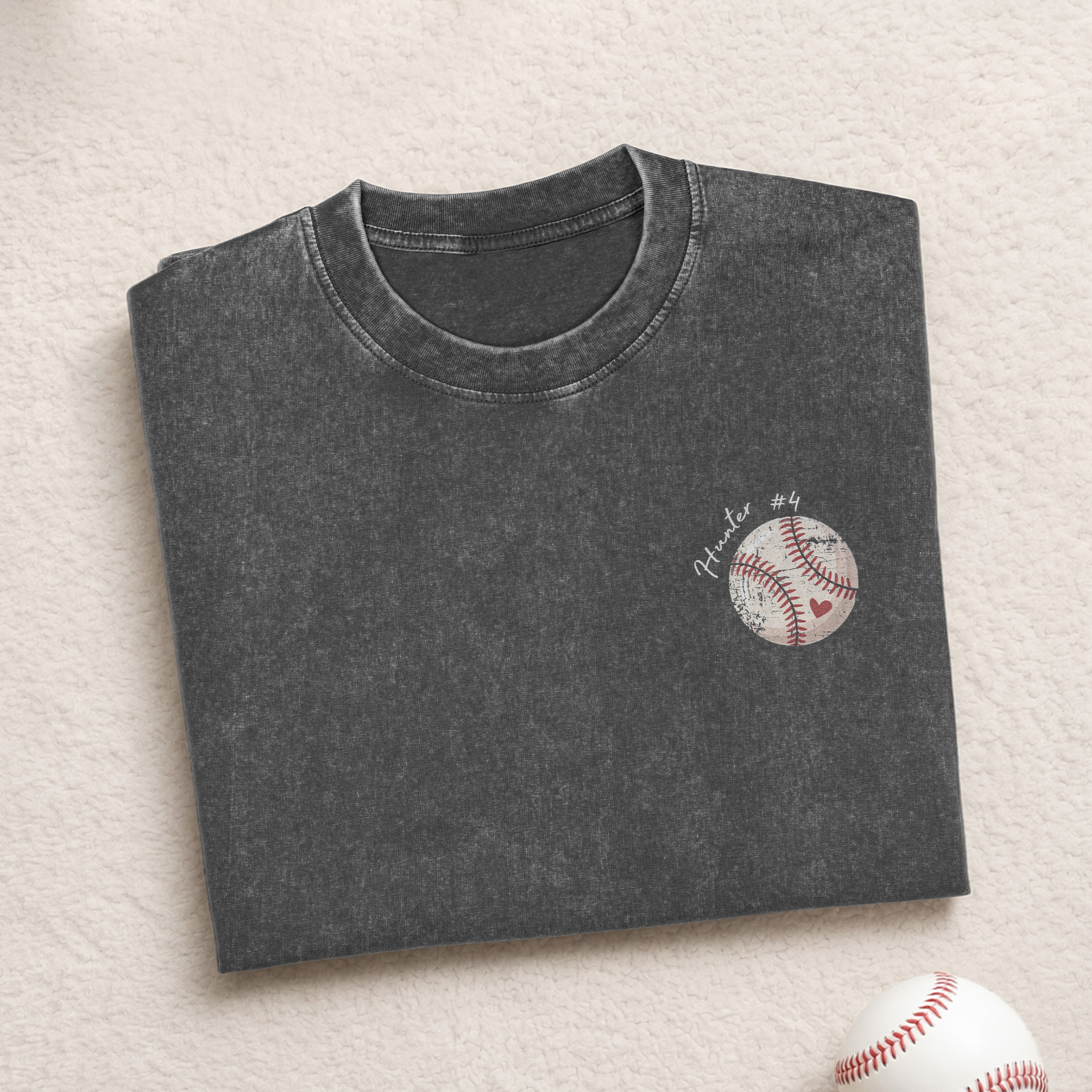 Personalisiertes Vintage-Baseball-T-Shirt „Red Heart“ aus 100 % Baumwolle mit Namen und Nummer – Geburtstags-, Spieltags- oder Teamgeschenk für Baseball-Mütter und Baseballspieler