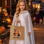 Spersonalizowana torba z juty z motywem strasznego kapelusza czarownicy, inicjałem nietoperza i imieniem – prezent na imprezę halloweenową dla dzieci z zabawą „Cukierek albo psikus”