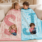 Individuell gestaltete, mehrfarbige Kuscheldecke mit Cartoon-Figur, Name und Initialen – Wohnaccessoire und Geburtstagsgeschenk für Kinder