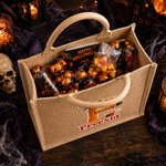 Spersonalizowana torba z juty z motywem strasznego kapelusza czarownicy, inicjałem nietoperza i imieniem – prezent na imprezę halloweenową dla dzieci z zabawą „Cukierek albo psikus”