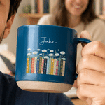 Personalisierte, beidseitig bedruckte Keramiktasse im Vintage-Stil mit Geburtsblumen und Namen – für den täglichen Gebrauch, als Geburtstagsgeschenk oder für Buchclubs – das perfekte Geschenk für Buch