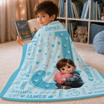 Individuell gestaltete, mehrfarbige Kuscheldecke mit Cartoon-Figur, Name und Initialen – Wohnaccessoire und Geburtstagsgeschenk für Kinder