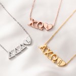 Personalisierte Halskette mit griechischen Buchstaben einer Studentinnenverbindung, graviertem Herz-Anhänger und Karte – Abschlussgeschenk für Freundinnen und Mädchen | Callie × Affinity Licensing