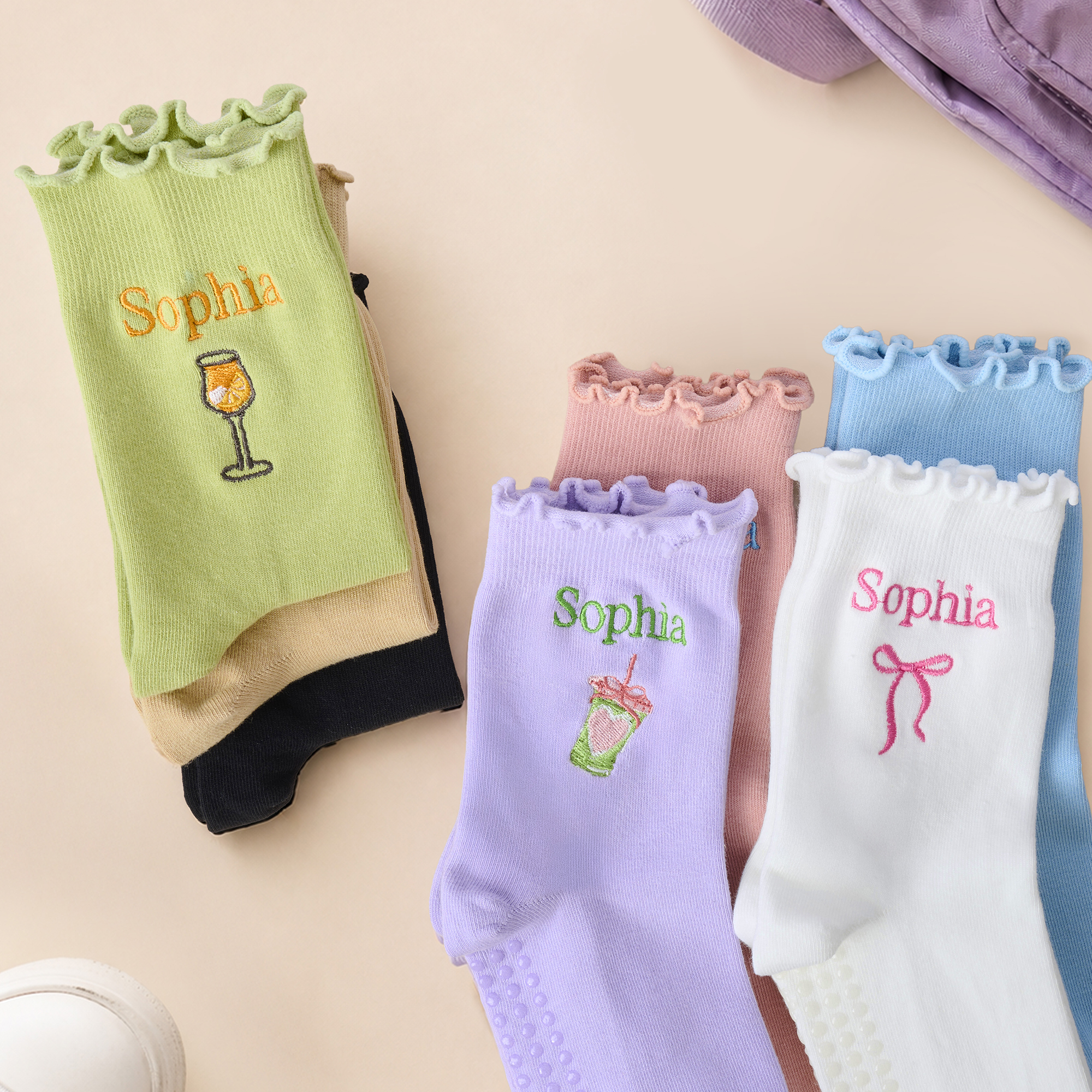 Individuell bestickte, rutschfeste Yoga-Socken aus 100 % Baumwolle mit Spitzenbesatz im „Coffee Cocktail“-Design – mit Namensstickerei als Geburtstagsgeschenk für Yoga- und Pilates-Fans