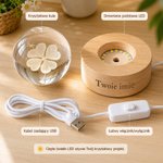 Personalizowana kryształowa kula LED z czterolistną koniczyną oraz imieniem na drewnianej podstawie jako ozdoba domu i prezent dla dzieci i przyjaciół