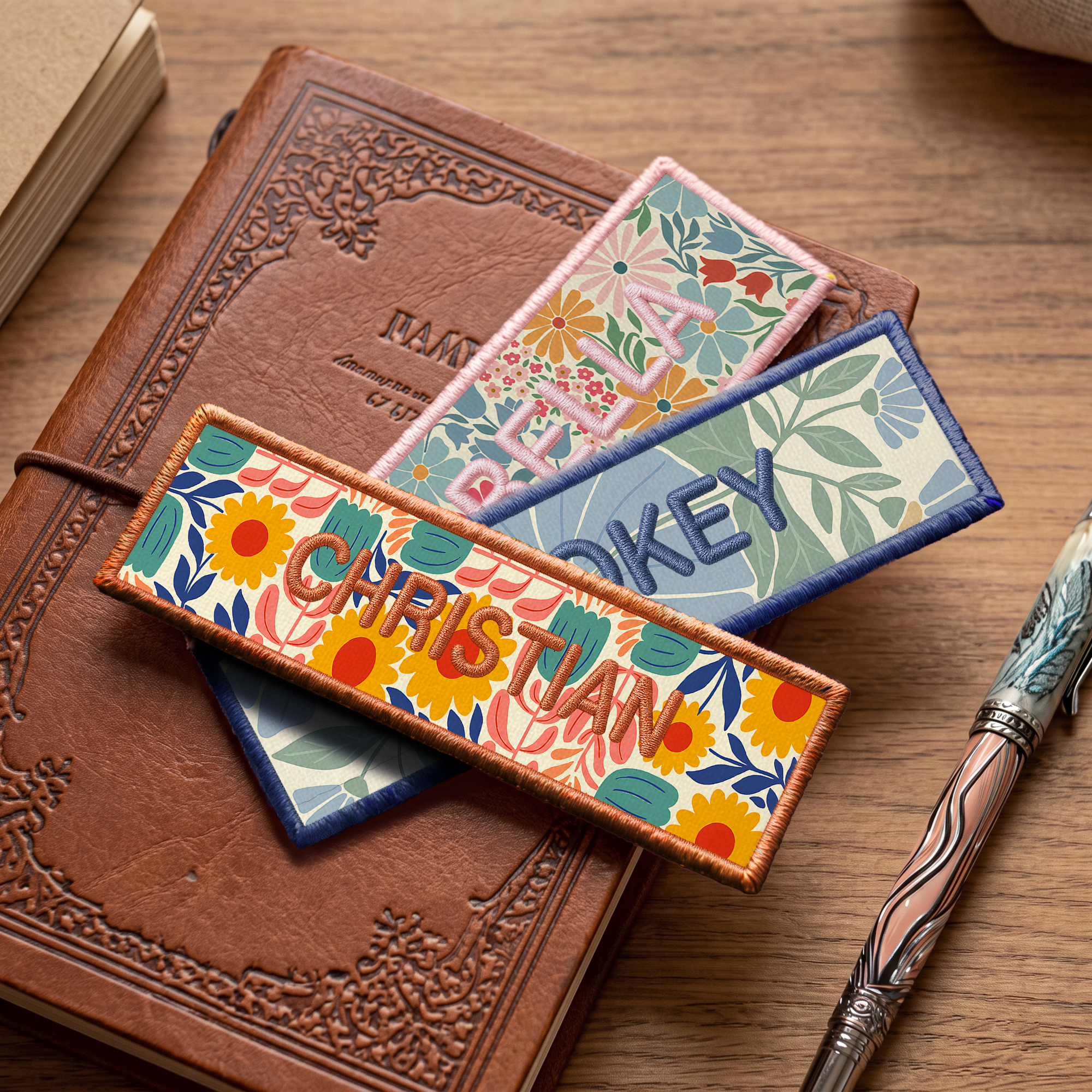 Individuell gestaltetes Lesezeichen im Vintage-Blumenstil mit gesticktem Namen – ein Geschenk zum Lesen, zum Geburtstag oder zum Schulabschluss für Buchliebhaber und Bücherwürmer