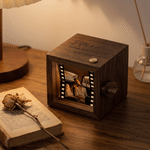 Personalisierter Film mit 8–16 Fotos: LED-Flipbook-Rahmen aus Holz mit Animation, Text und Datum – ein lustiges Geschenk zum Jahrestag oder Geburtstag für die Familie