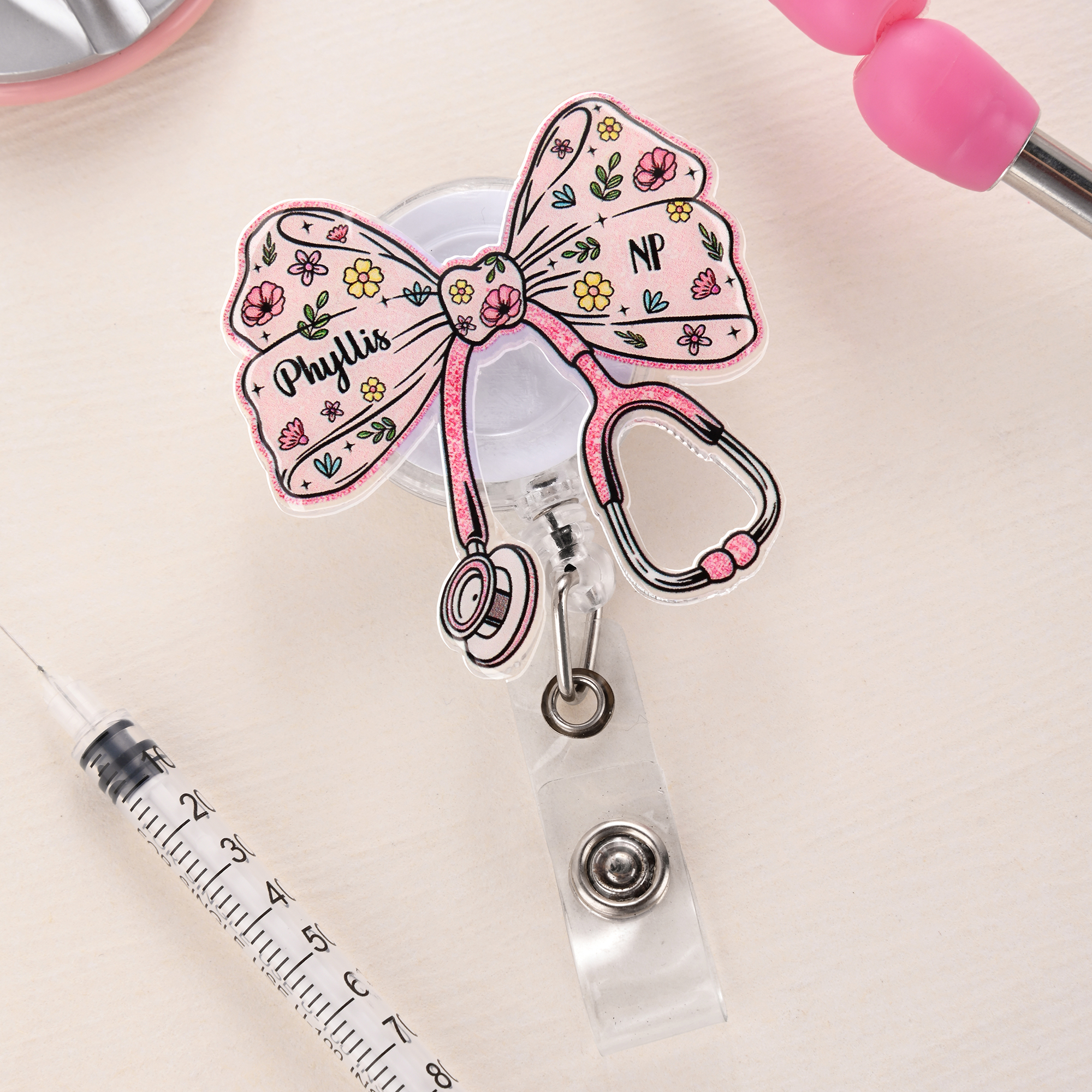 Personalisierte Stethoskop-Abzeichenrolle mit rosa Schleife in Glitzeroptik und Namen – Dankeschön zum Tag der Pflegekräfte, Geburtstagsgeschenk für Ärzte und Pflegekräfte