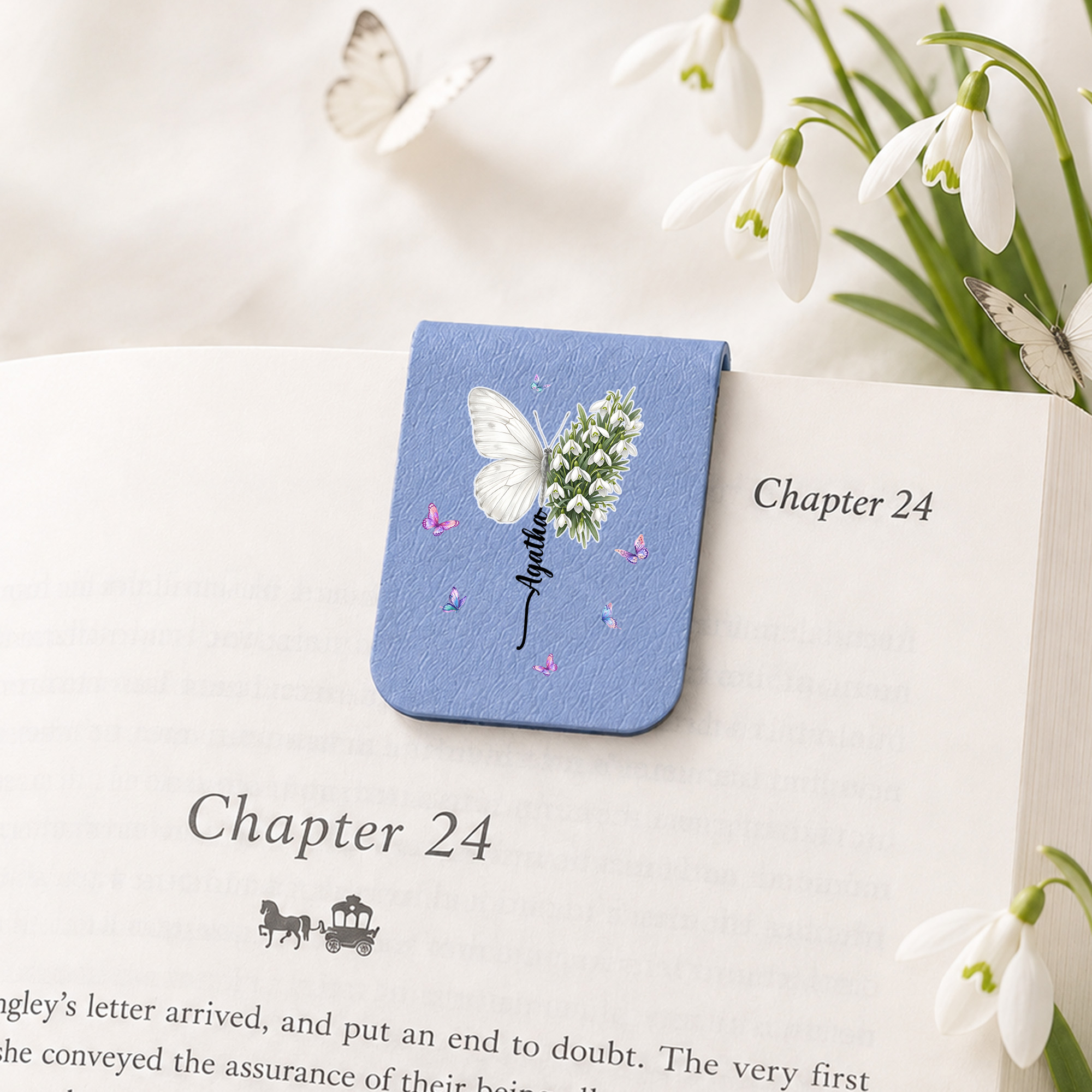Personalisierter Lesezeichen-Clip aus PU-Leder mit Schmetterling und Geburtsblume, mit Namen bedruckt – ein Geburtstagsgeschenk für Buchliebhaber und Bücherwürmer
