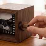 Personalisierter Film mit 8–16 Fotos: LED-Flipbook-Rahmen aus Holz mit Animation, Text und Datum – ein lustiges Geschenk zum Jahrestag oder Geburtstag für die Familie