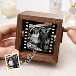 Personalisierter Film mit 8–16 Fotos: LED-Flipbook-Rahmen aus Holz mit Animation, Text und Datum – ein lustiges Geschenk zum Jahrestag oder Geburtstag für die Familie
