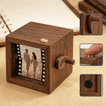Personalisierter Film mit 8–16 Fotos: LED-Flipbook-Rahmen aus Holz mit Animation, Text und Datum – ein lustiges Geschenk zum Jahrestag oder Geburtstag für die Familie