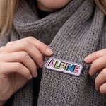 Gepersonaliseerde retro broche met levendig borduurwerk, kleurrijke contourletters en naam – DIY-naaicadeau voor vrienden en knutselfanaten