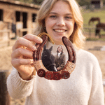 Adorno de acrílico con diseño personalizado de herradura y foto, muy bonito, con texto sobre un rancho de caballos; regalo de Navidad para propietarios de caballos