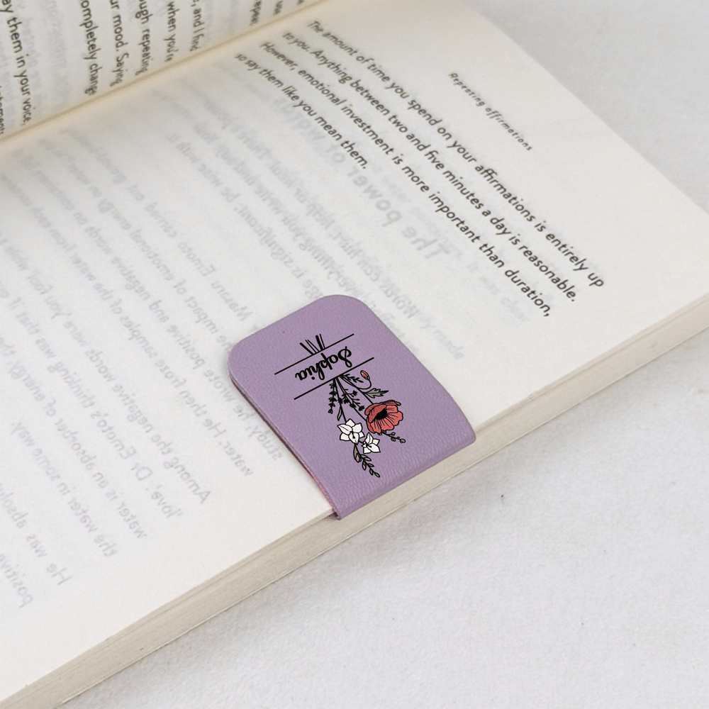 Gepersonaliseerde boekleggerclip van PU-leer met geboortebloem in aquarelstijl en naam – ideaal cadeau voor de studeerkamer, verjaardag of Kerstmis voor boekenliefhebbers 3