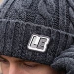 Gepersonaliseerde retro broche met levendig borduurwerk, kleurrijke contourletters en naam – DIY-naaicadeau voor vrienden en knutselfanaten