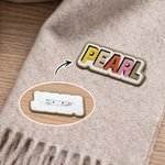 Gepersonaliseerde retro broche met levendig borduurwerk, kleurrijke contourletters en naam – DIY-naaicadeau voor vrienden en knutselfanaten