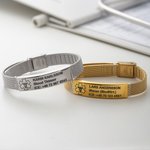 Personligt medicinskt armband i rostfritt stål med justerbart meshband och graverad bricka för viktig hälsoinformation
