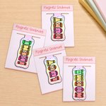 Individuell gestalteter, farbenfroher Lesezeichen-Clip im Buntstift-Stil mit Namen – ein Geschenk zum Geburtstag oder zum Schulanfang für Buchliebhaber und Schüler