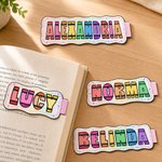 Individuell gestalteter, farbenfroher Lesezeichen-Clip im Buntstift-Stil mit Namen – ein Geschenk zum Geburtstag oder zum Schulanfang für Buchliebhaber und Schüler