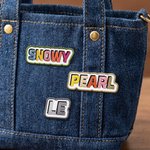 Gepersonaliseerde retro broche met levendig borduurwerk, kleurrijke contourletters en naam – DIY-naaicadeau voor vrienden en knutselfanaten